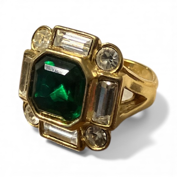 Vintage 1994 Avon Bold Treasures Gold Tone and Green Cocktail Ring Size 7 - Picture 1 of 6